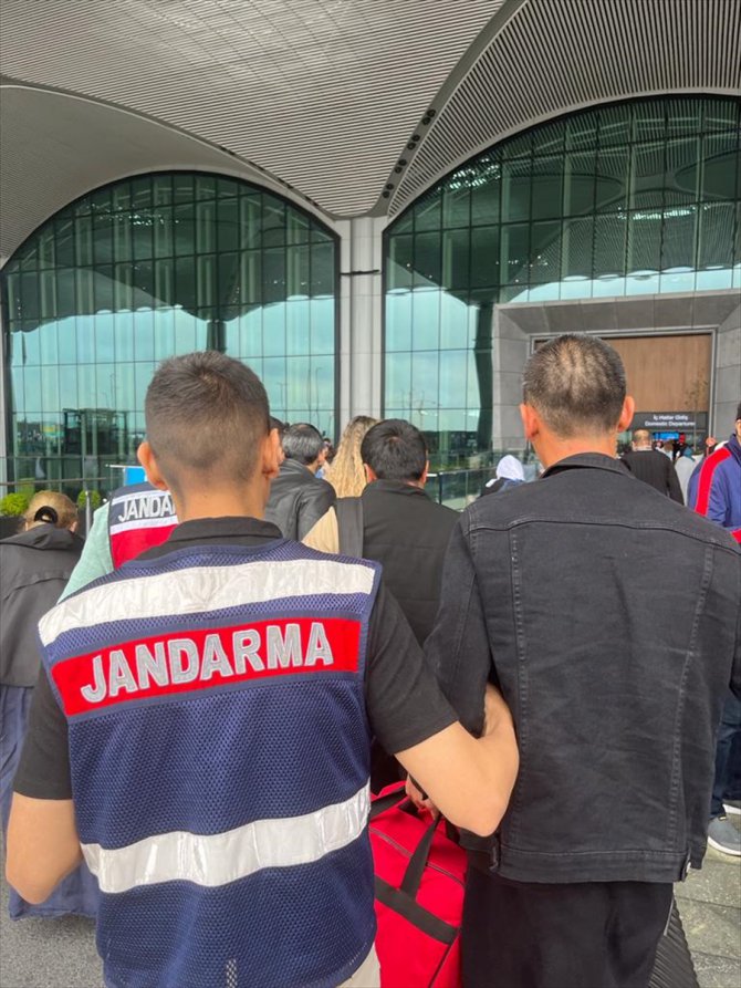 Kocaeli'de 6 düzensiz göçmen sınır dışı edildi