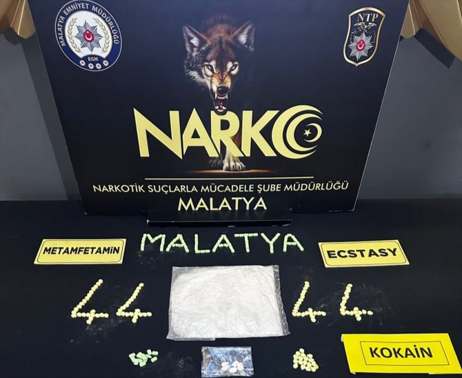 Malatya'da aracın bagajına ve tepsiye gizlenmiş uyuşturucu ele geçirildi