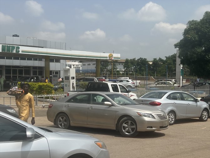Nijerya'da yakıt sübvansiyonunu kaldırma kararı benzin krizine neden oldu