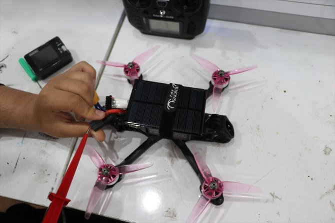 Adıyamanlı depremzede öğrenci kaybettiği öğretmeni anısına güneş panelli dron tasarladı