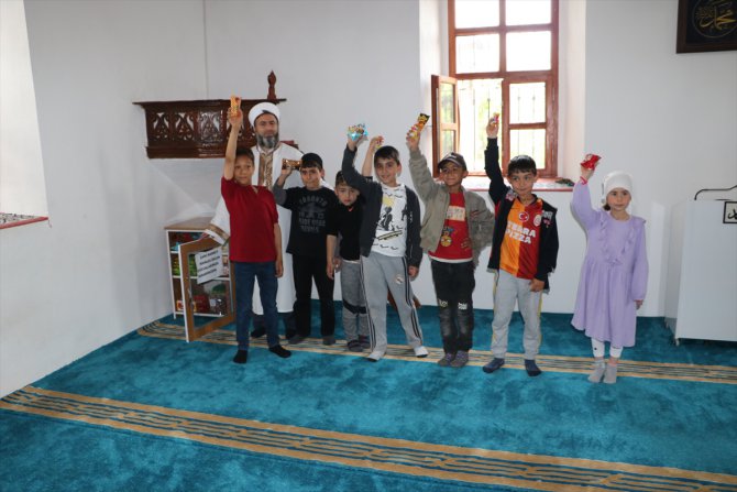 Afyonkarahisar'da köy imamı camiye gelen çocuklara ikramda bulunup birlikte oyun oynuyor