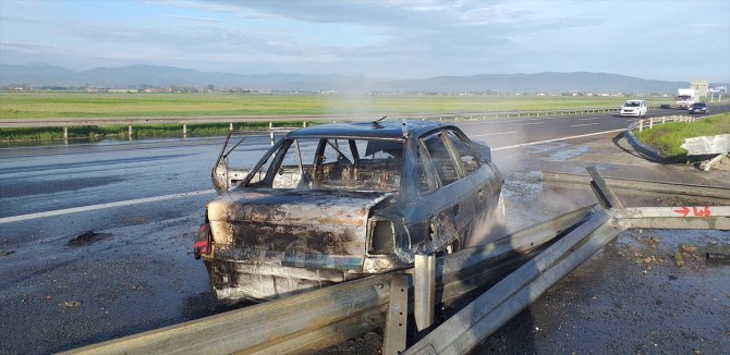 Bolu'da bariyere çarparak yanan otomobildeki 3 kişi yaralandı