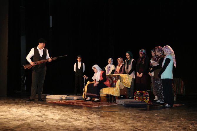 Erzurum'da koruma ve bakım altındaki öğrenciler "Töre" oyununu sahneledi