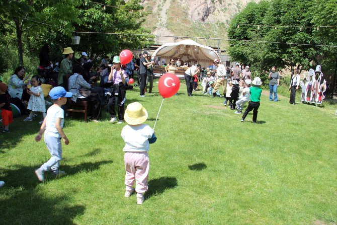 Kırgızistan'da "1 Haziran Dünya Çocuk Günü" etkinliğinde Türk yemekleri ikram edildi