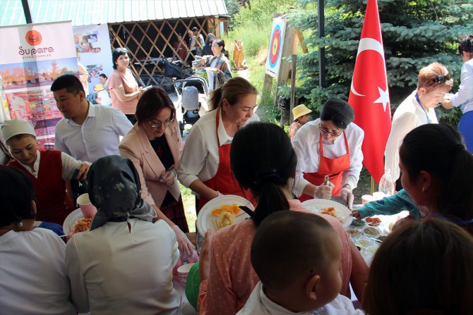 Kırgızistan'da "1 Haziran Dünya Çocuk Günü" etkinliğinde Türk yemekleri ikram edildi
