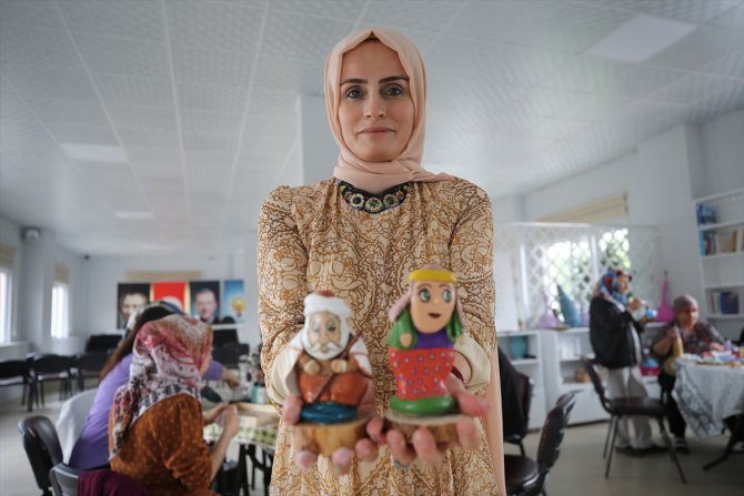 Nevşehir'e yerleşen depremzede eğitmen, kadınlara taş bebek yapımını öğretiyor