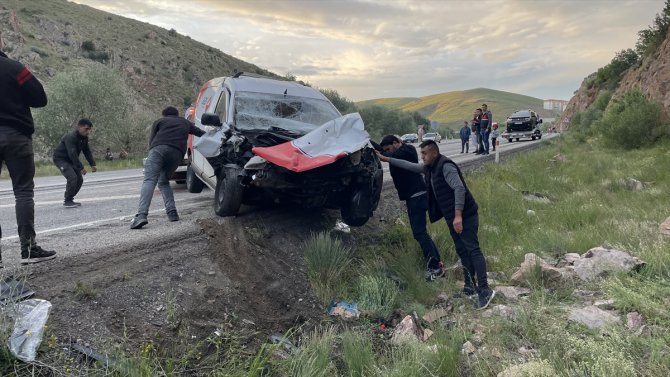 Yozgat'ta kargo aracı ile otomobilin çarpışması sonucu 6 kişi yaralandı