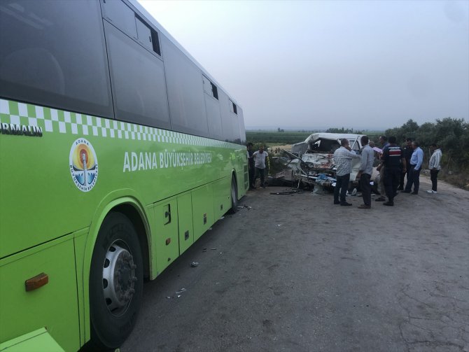 Adana'da belediye otobüsü ile minibüsün çarpışması sonucu 2 kişi öldü, 10 kişi yaralandı