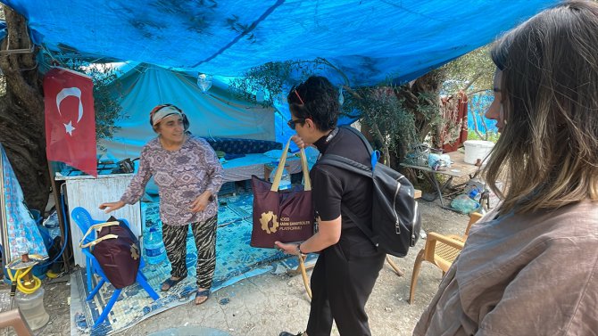 Adanalı kadın sanayiciler Hatay'da depremzedelere yardım çantası dağıttı