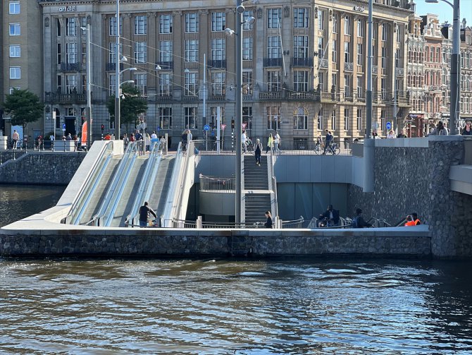 Amsterdam'da dünyanın ilk su altı bisiklet parkı kapasitesini doldurmaya başladı