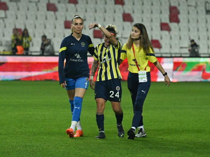 Kadın Futbol Süper Ligi şampiyonu Ankara Büyükşehir Belediyesi FOMGET kupasını aldı