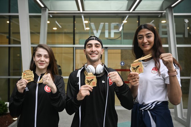 Dünya şampiyonu milli tekvandocular Ankara'ya geldi
