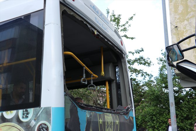 GÜNCELLEME - Erzurum'da şehir içi otobüslerinin karıştığı kazada 15 yolcu yaralandı