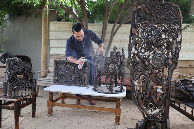 Filistinli genç sanatçı hurda parçalarını sanatsal figürlere dönüştürüyor