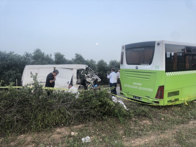 GÜNCELLEME - Adana'da belediye otobüsü ile minibüsün çarpışması sonucu 3 kişi öldü, 9 kişi yaralandı