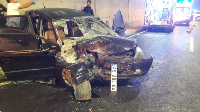 Çanakkale'de kamyona arkadan çarpan otomobildeki 1 kişi öldü, 4 kişi yaralandı