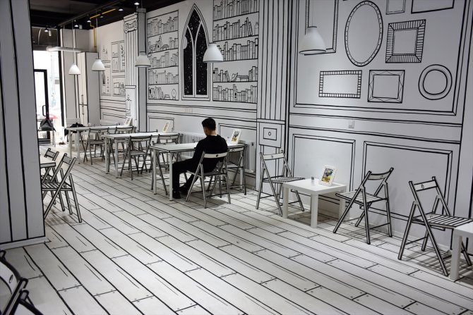 Eskişehir'deki kafe müşterilerini siyah beyaz çizgi romanların karakteri gibi hissettiriyor