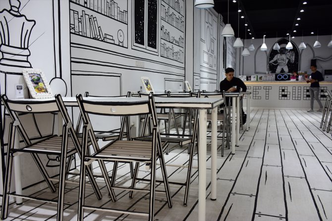 Eskişehir'deki kafe müşterilerini siyah beyaz çizgi romanların karakteri gibi hissettiriyor