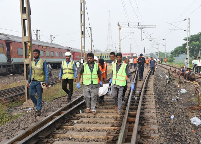 GÜNCELLEME 4 - Hindistan'daki tren kazasında ölü sayısı 288'e yükseldi