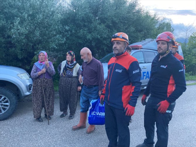 Karabük'te taşkın nedeniyle bahçede mahsur kalan 5 kişiyi itfaiye kurtardı