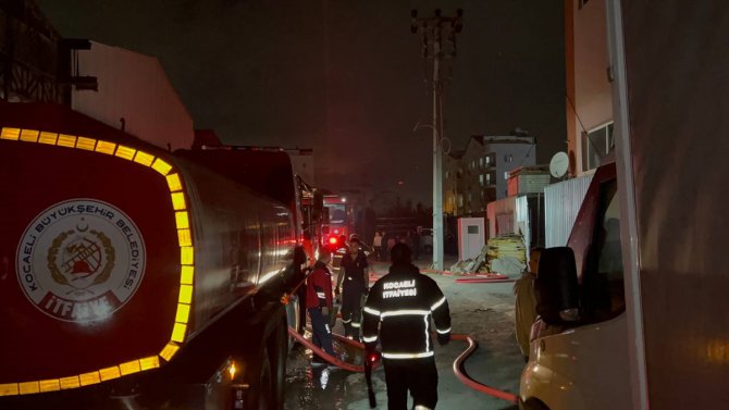 Kocaeli'de bir fabrikanın deposunda çıkan yangın söndürüldü