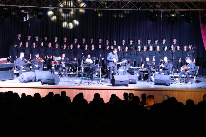 Siirt'te depremzedeler yararına konser verildi