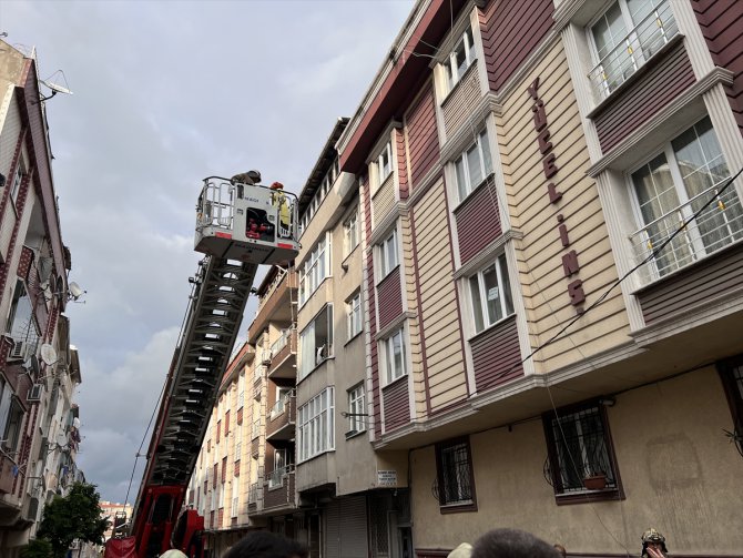 Sultangazi'de merdivenleri çöken binadaki 12 kişiyi itfaiye kurtardı