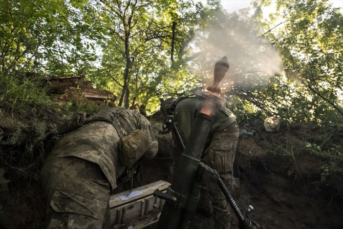 Avdiyivka cephesindeki Ukrayna havan topçu birlikleri, piyadeler için destek atışları yapıyor