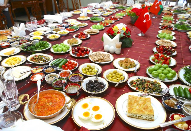 Azerbaycan'da "Dünya Kahvaltı Günü"nde Türk kahvaltısı tanıtıldı