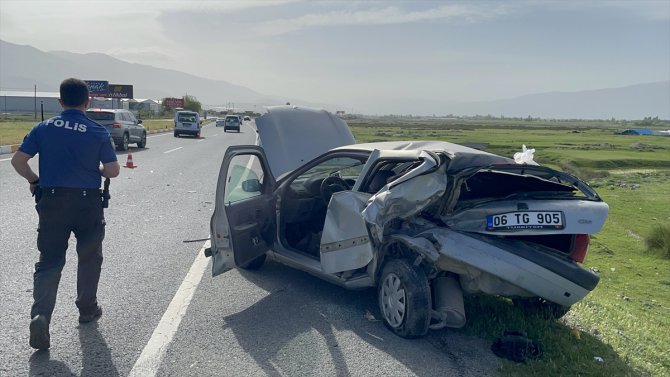 Erzincan'da hafif ticari araç otomobille çarpıştı, 4 kişi yaralandı
