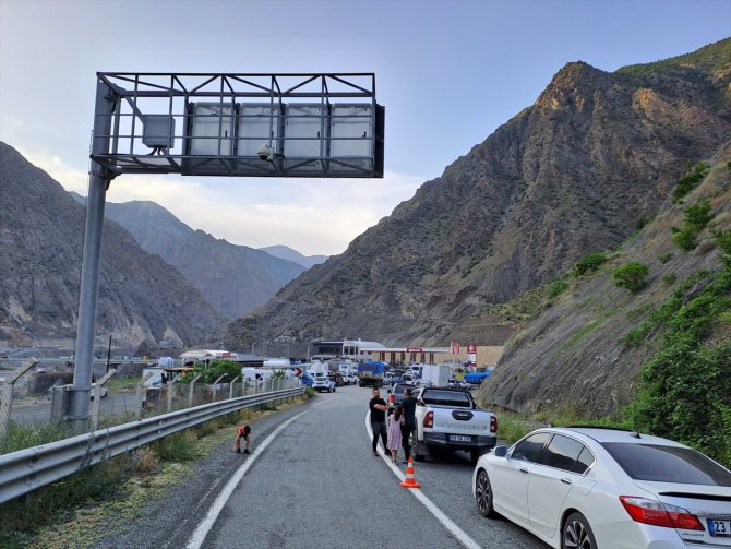 Heyelan sonucu kapanan Artvin-Erzurum kara yolu ulaşıma açıldı