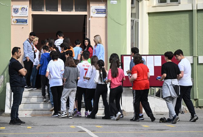 İzmir'de LGS kapsamındaki merkezi sınava 53 bin 958 öğrenci girdi