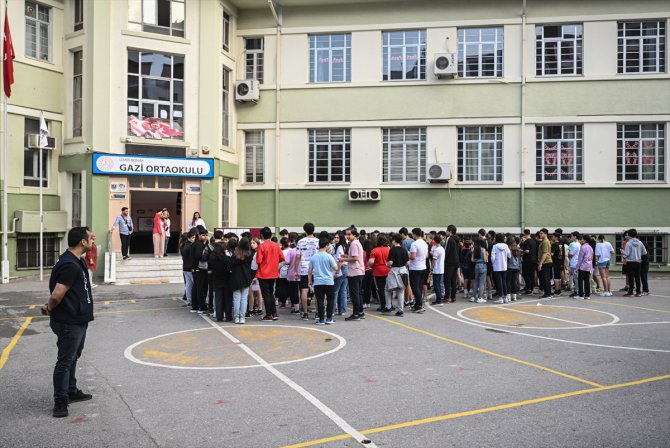 İzmir'de LGS kapsamındaki merkezi sınava 53 bin 958 öğrenci girdi