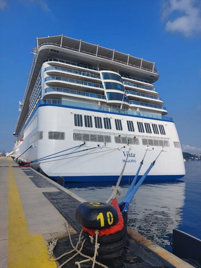 Kruvaziyer "Vista" Bodrum Limanı'na demirledi