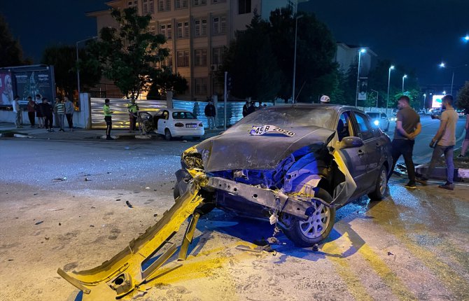 Manisa'da iki otomobilin çarpıştığı kazada biri çocuk 3 kişi yaralandı