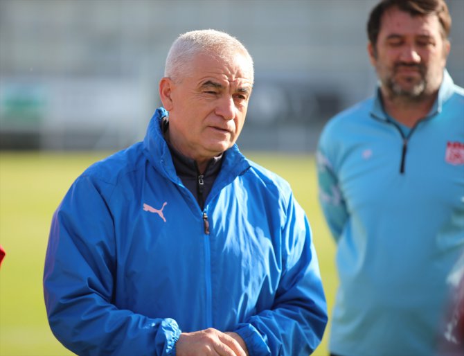 Sivasspor Teknik Direktörü Çalımbay, genç oyunculara şans vermeyi planlıyor