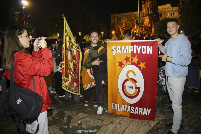 Uşak'ta Galatasaraylı taraftarlar şampiyonluğu kutluyor