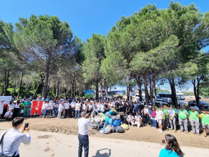 Antalya'da depremzedeler anısına denize çelenk bırakıldı