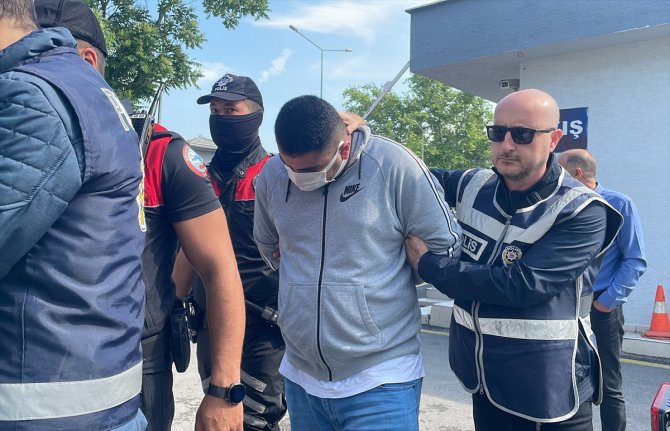 Bursa merkezli fuhuş operasyonunda gözaltına alınan 17 zanlı adliyeye sevk edildi