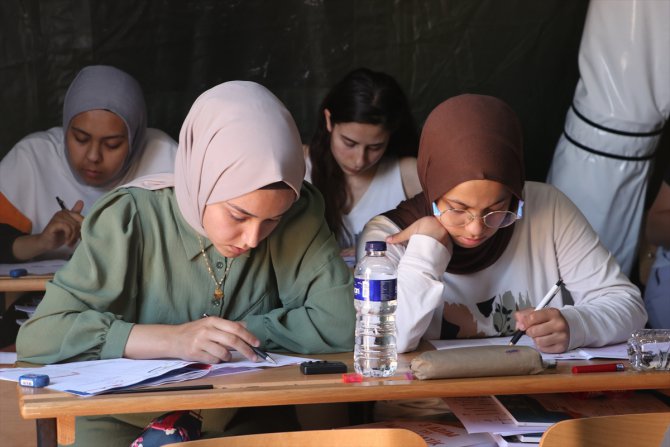 Çadır kentte YKS'ye hazırlanan öğrenciler başarılı olacaklarına inanıyor