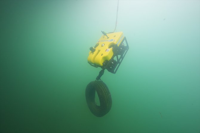 Dalgıçlar Van Gölü'nde su altı robotuyla temizlik yaptı