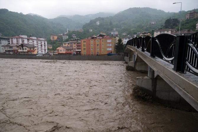 Kastamonu'nun Bozkurt ilçesinde şiddetli yağış nedeniyle eğitime ara verildi