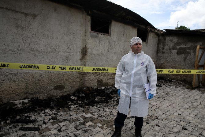 GÜNCELLEME - Sivas'ta bir köyde çıkan yangında ev, traktör ve 5 ahır zarar gördü