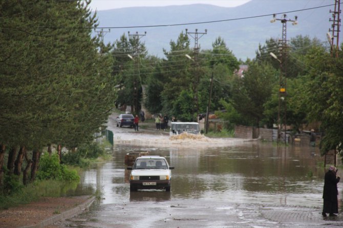 Sivas'ta sağanak su baskınlarına neden oldu