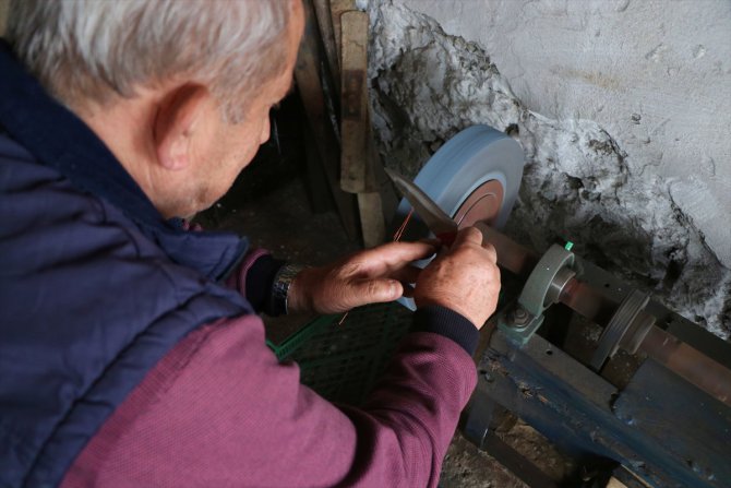 Trabzonlu bıçak ustası "Kiminin parası, kiminin duası" diyerek 30 yıldır çalışıyor