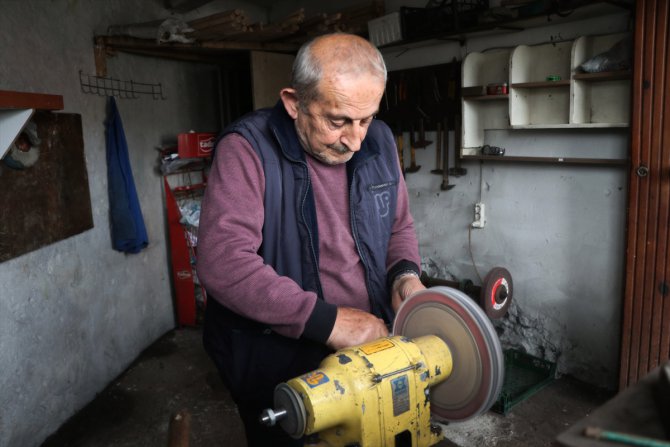 Trabzonlu bıçak ustası "Kiminin parası, kiminin duası" diyerek 30 yıldır çalışıyor