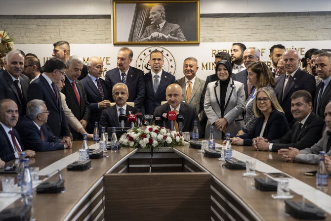 Ulaştırma ve Altyapı Bakanı Uraloğlu, görevi Karaismailoğlu'ndan devraldı