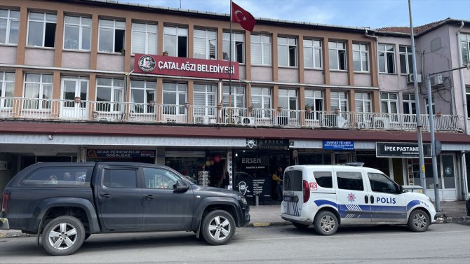Zonguldak'ta belde belediye binasına levyeyle zarar veren 2 zanlı yakalandı