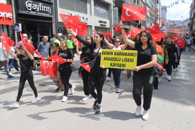 Zonguldak'ta "Halk Oyunları Gençler Türkiye Şampiyonası" kortej yürüyüşüyle başladı