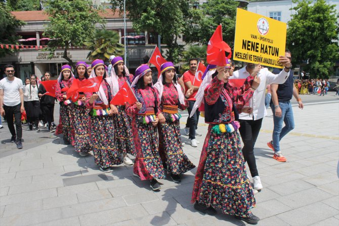 Zonguldak'ta "Halk Oyunları Gençler Türkiye Şampiyonası" kortej yürüyüşüyle başladı